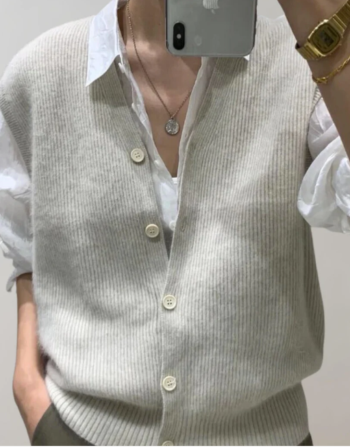 Elinore Elegance | Kuscheliger Strickcardigan mit Knopfdetail