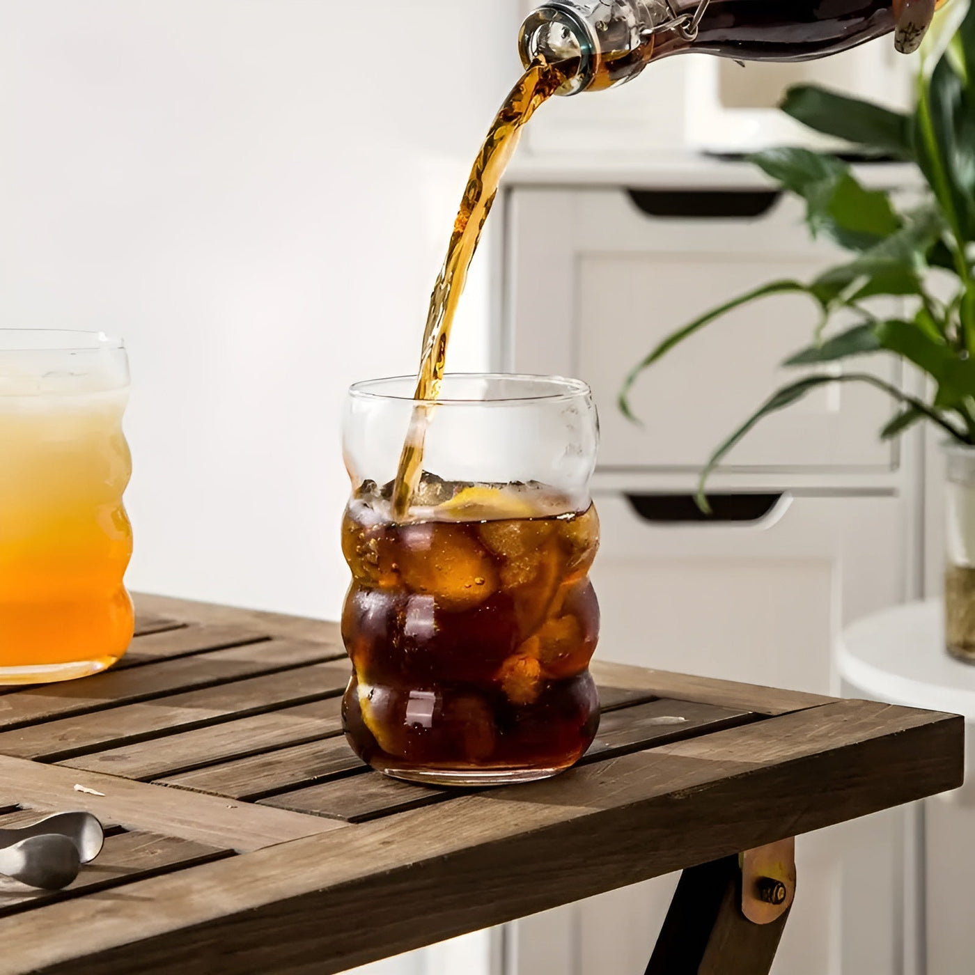 Rippenglas mit Strohhalm – 2 Stk Wellenform, 450ml | Stilvolles Trinkglas für Eiskaffee, Matcha & Saft