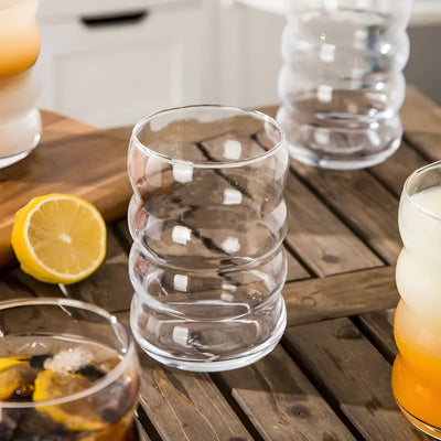 Rippenglas mit Strohhalm – 2 Stk Wellenform, 450ml | Stilvolles Trinkglas für Eiskaffee, Matcha & Saft