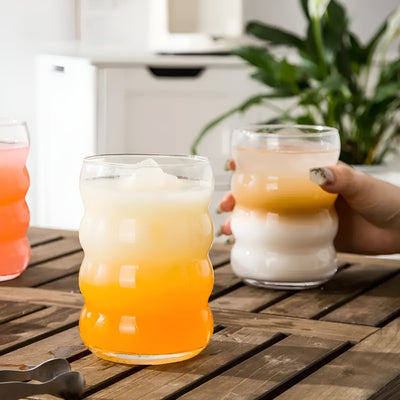 Rippenglas mit Strohhalm – 2 Stk Wellenform, 450ml | Stilvolles Trinkglas für Eiskaffee, Matcha & Saft