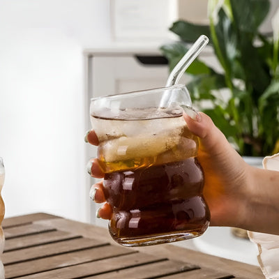 Rippenglas mit Strohhalm – 2 Stk Wellenform, 450ml | Stilvolles Trinkglas für Eiskaffee, Matcha & Saft