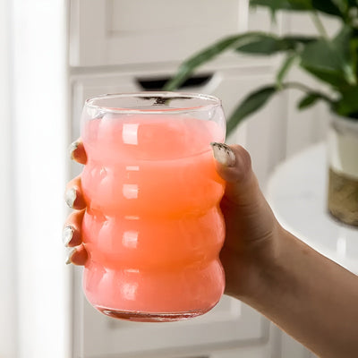 Rippenglas mit Strohhalm – 2 Stk Wellenform, 450ml | Stilvolles Trinkglas für Eiskaffee, Matcha & Saft