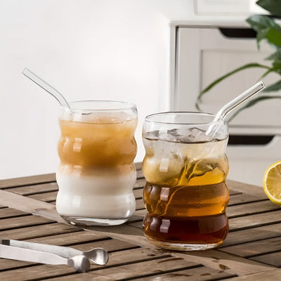 Rippenglas mit Strohhalm – 2 Stk Wellenform, 450ml | Stilvolles Trinkglas für Eiskaffee, Matcha & Saft