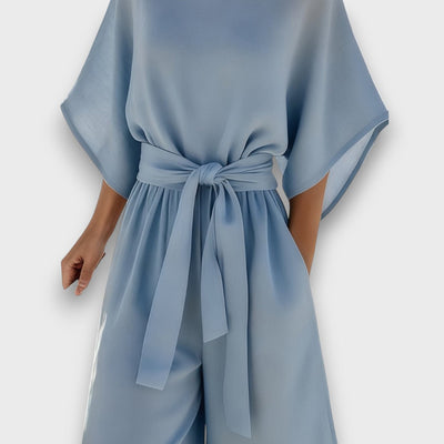 Avelina – Sommerlicher Jumpsuit mit Taillengürtel
