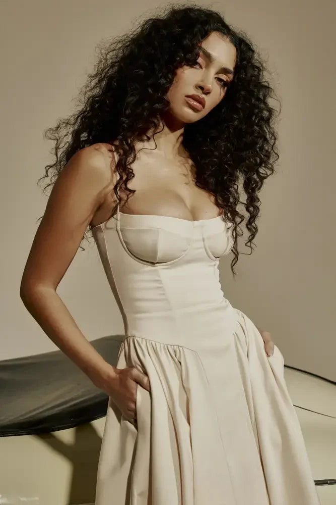 EleganzPur | Zeitloses Ärmelloses Midikleid mit Korsettpassform