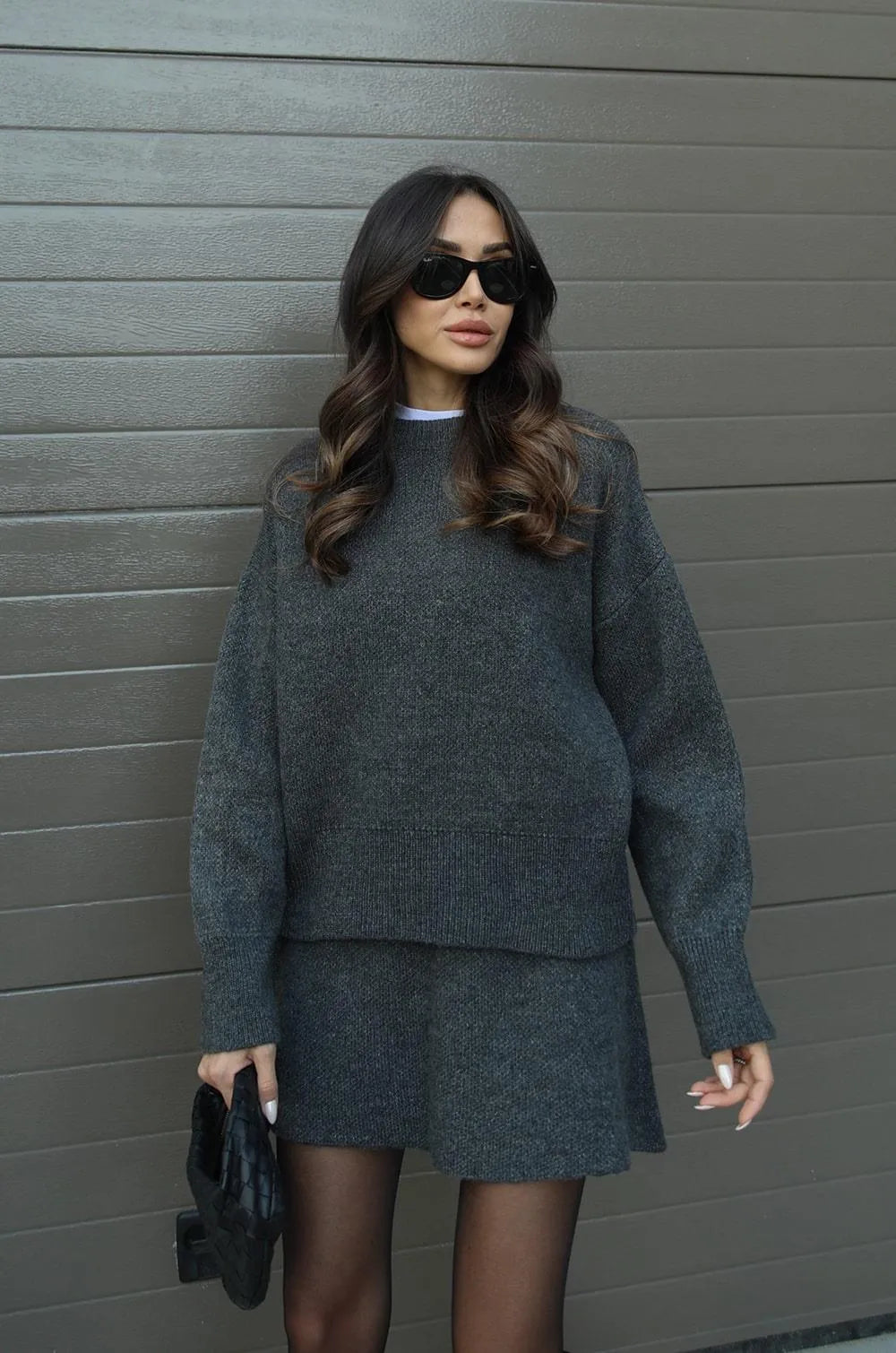 Modischer Pullover und Minirock für Damen