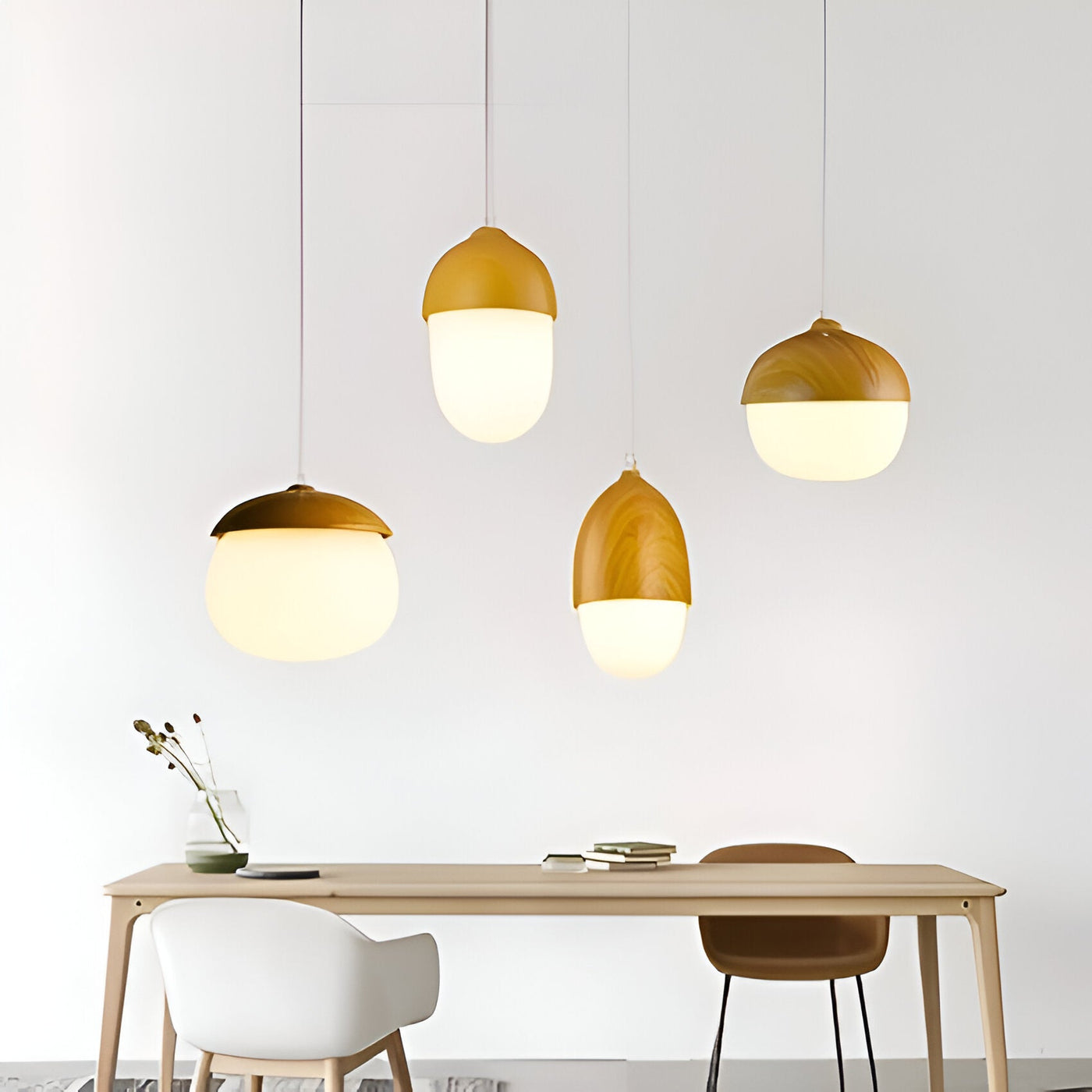 Hängeleuchte mit Glas- und Holzdetails – Dekorative Eichelform im Mondstil