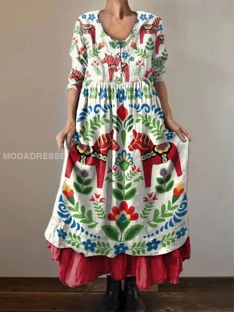 Schwedisches Damenkleid mit Dala-Pferde-Motiv