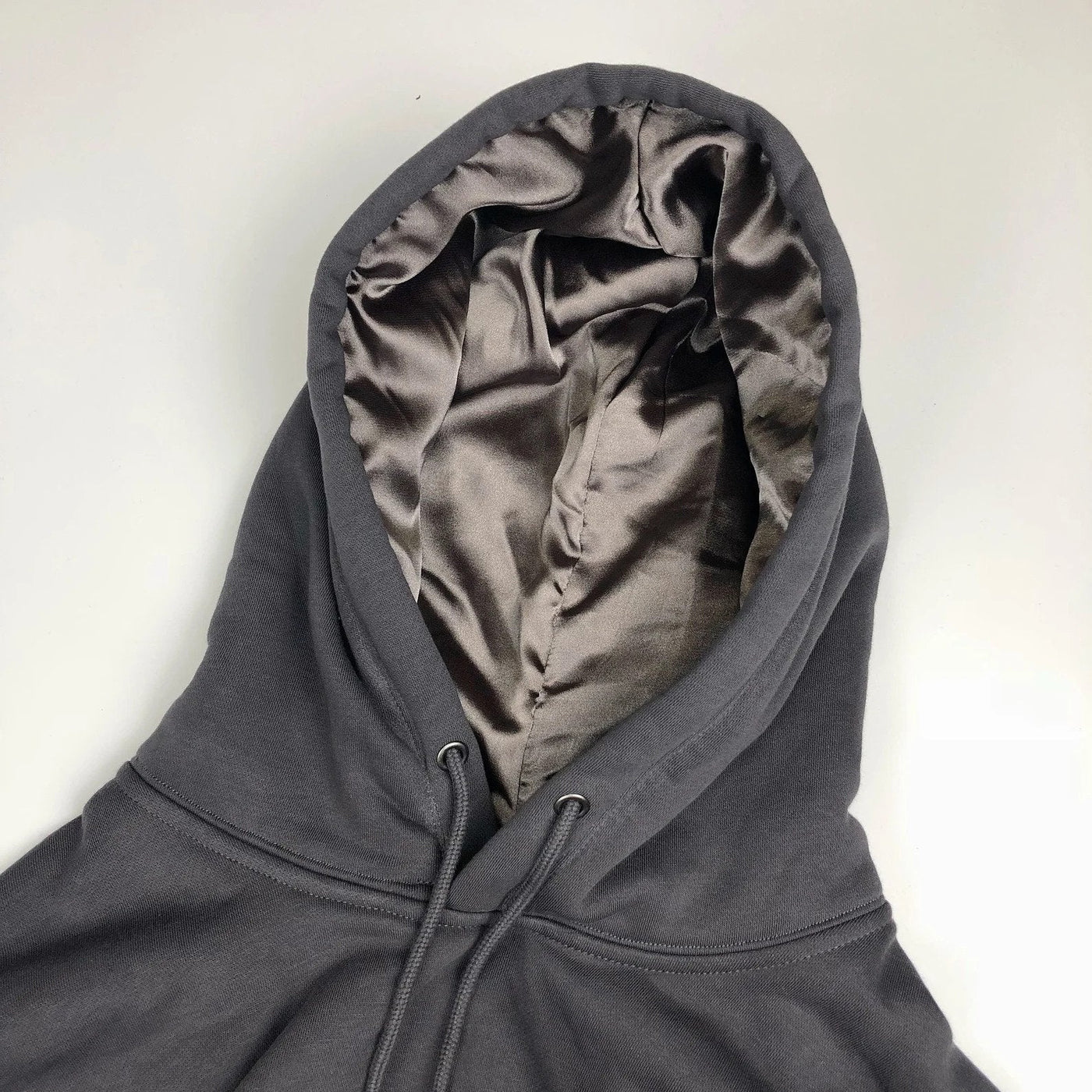 LUXE COMFORT SATIN GEFÜTTERTER HOODIE