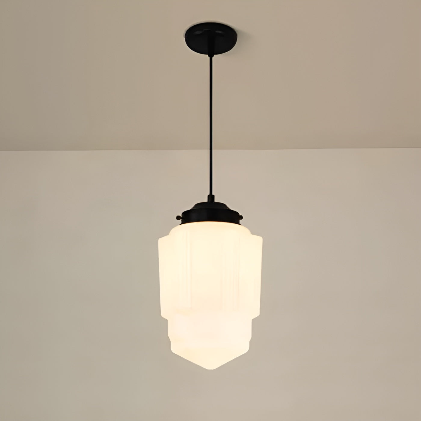 Hängelampe aus Milchglas – Vintage Design mit Geometrischem Glas