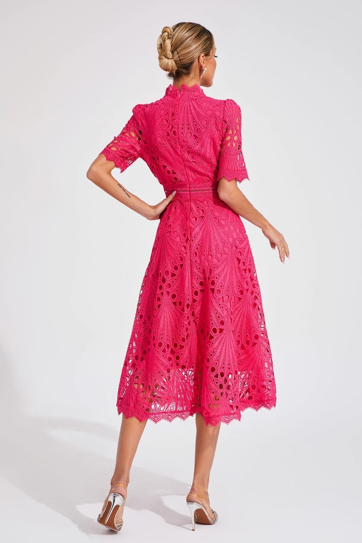 Vorelle – Lässiges Kurzarmkleid mit Blumenstickerei
