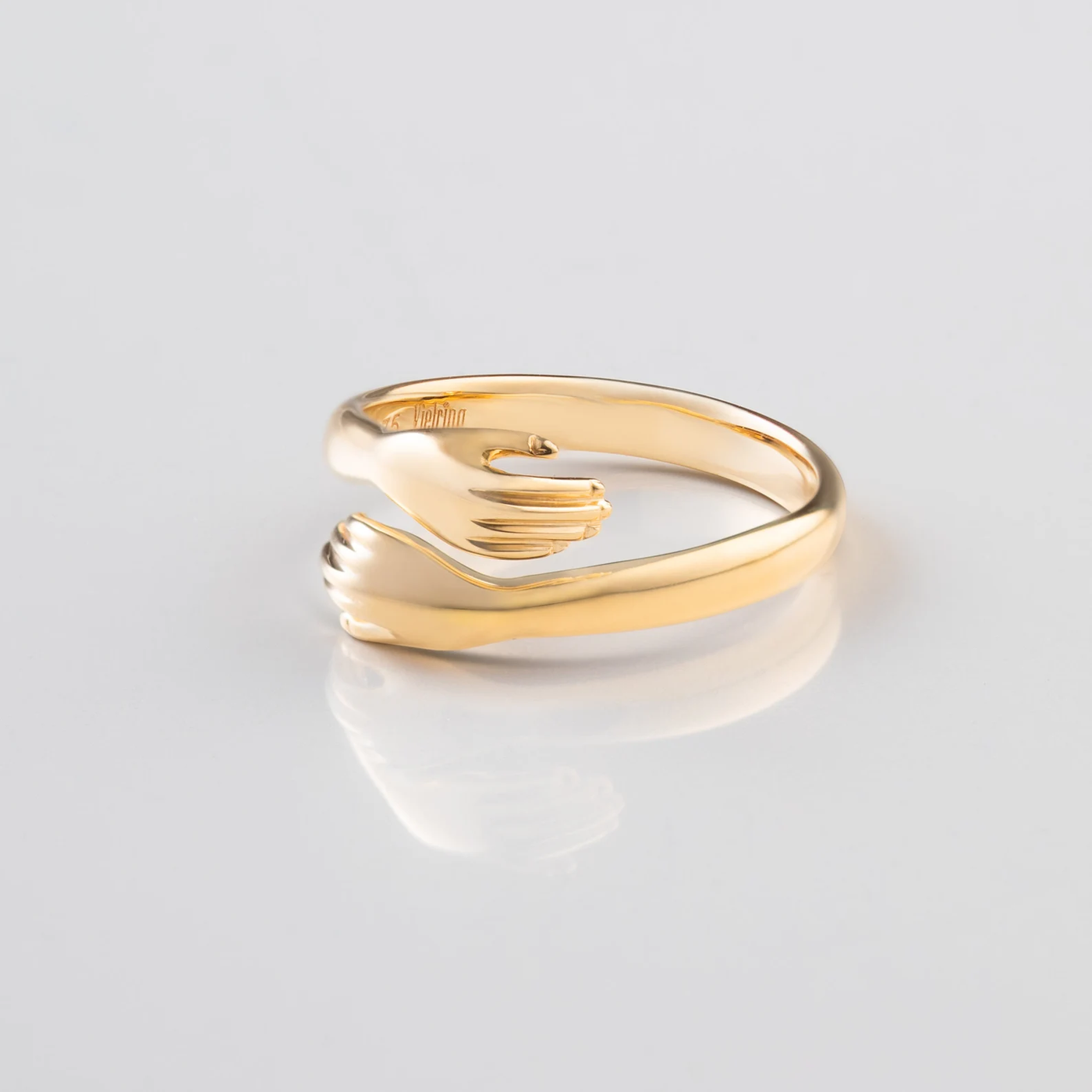 Goldener Vintage-Ring mit Umarmung