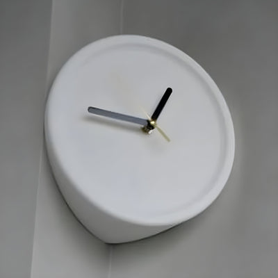 Eck-Wanduhr – Dekoratives Design mit lautlosem Quarzwerk | Ideal für jede Zimmerecke