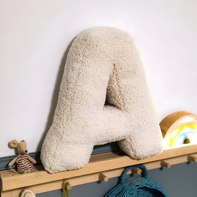 Buchstaben-Kissen aus Plüsch- Personalisierbare Kuscheldeko für Sofa oder Kinderzimmer