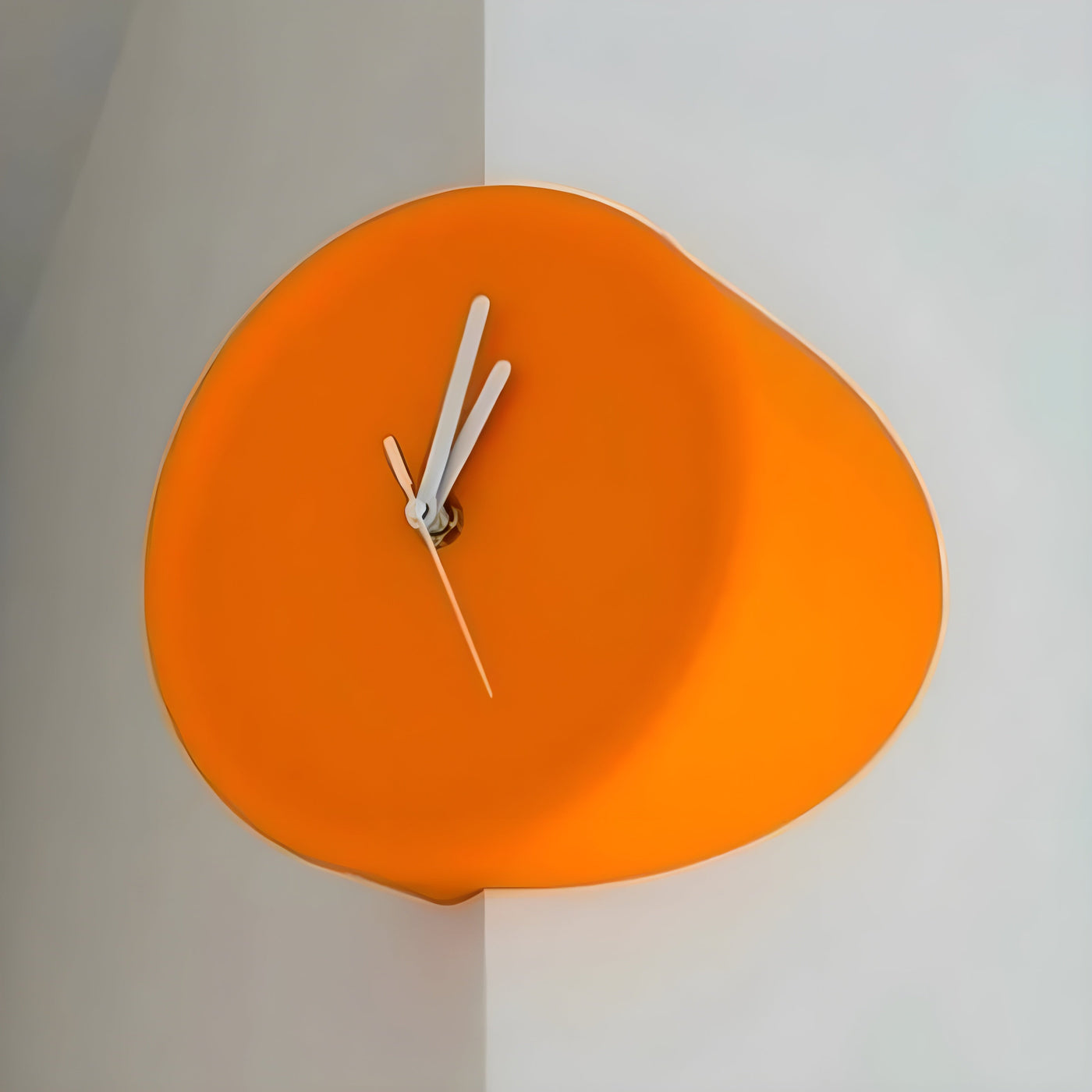 Eck-Wanduhr – Dekoratives Design mit lautlosem Quarzwerk | Ideal für jede Zimmerecke