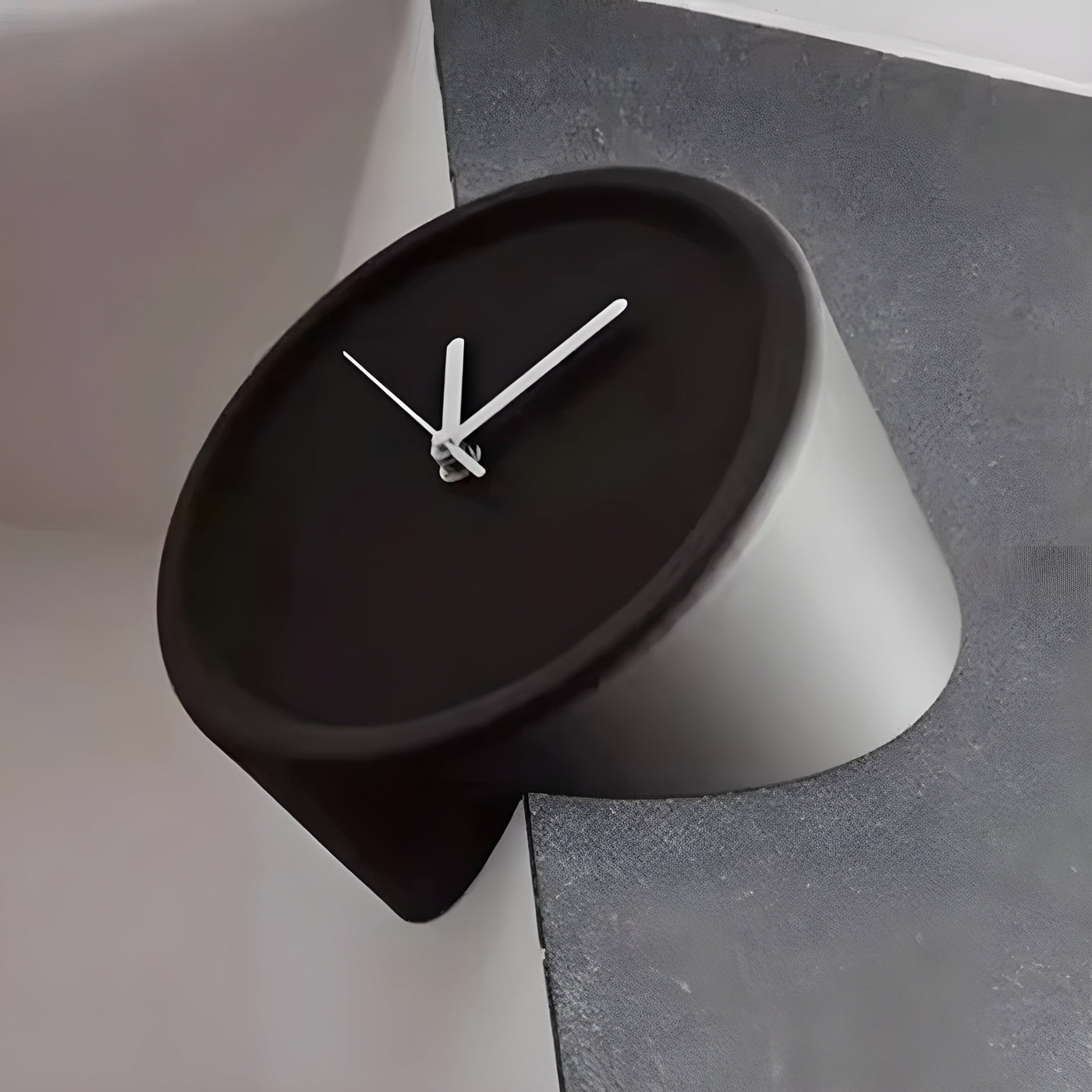 Eck-Wanduhr – Dekoratives Design mit lautlosem Quarzwerk | Ideal für jede Zimmerecke