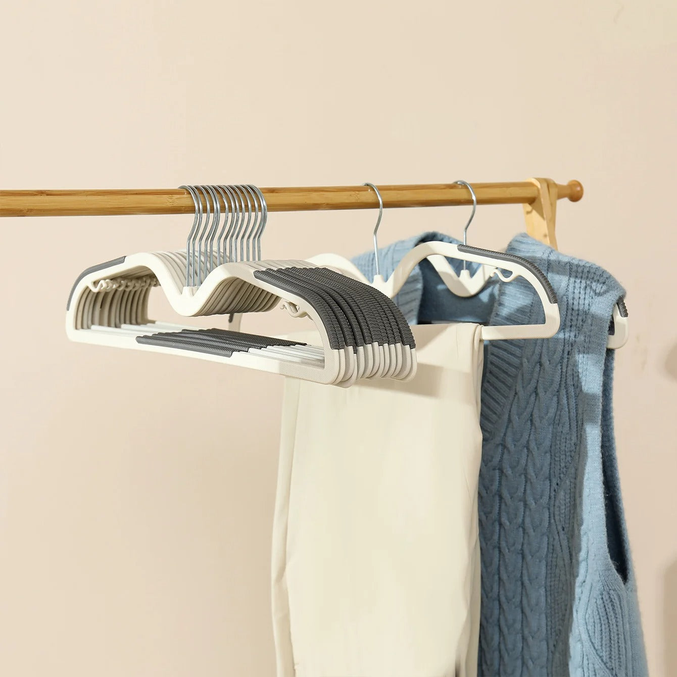 HangWise Hanger – Platzsparender Rutschfester Kleiderbügel aus Kunststoff