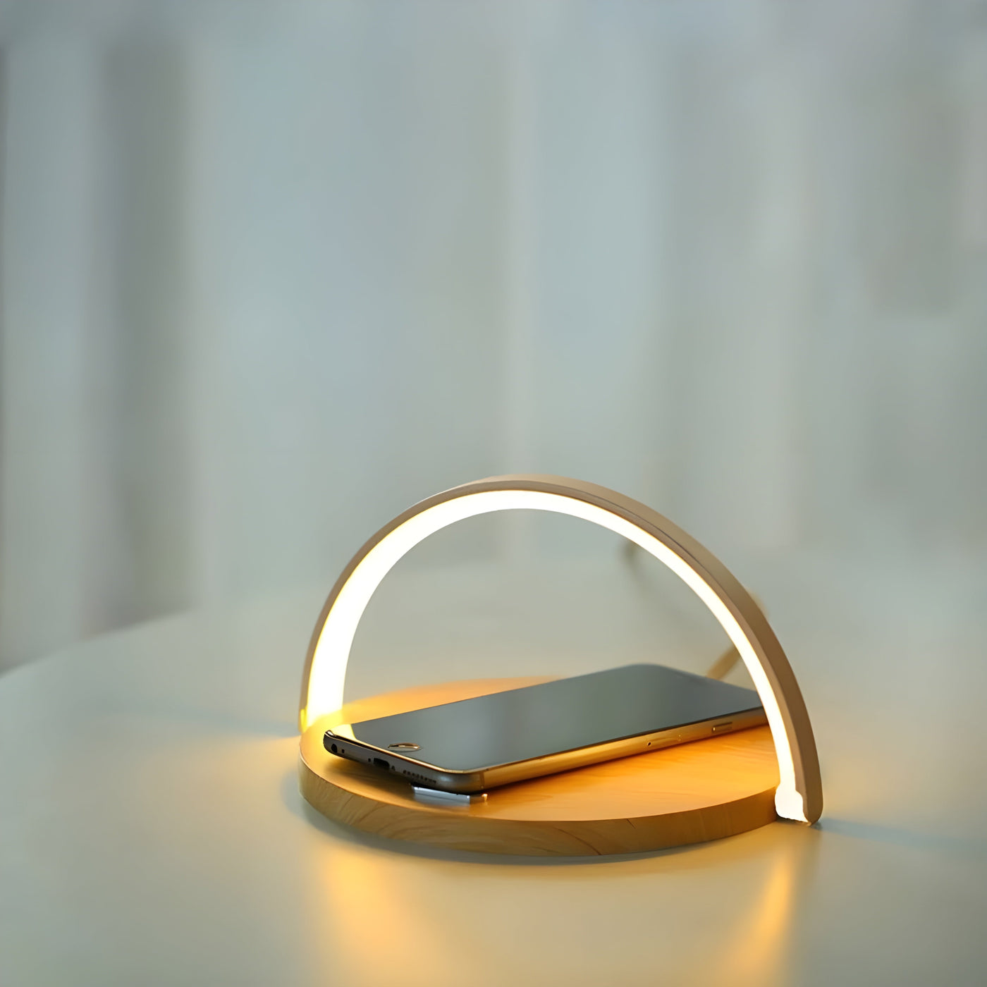 ChargeBeam Lamp - Kabellose Ladefunktion LED Tischlampe