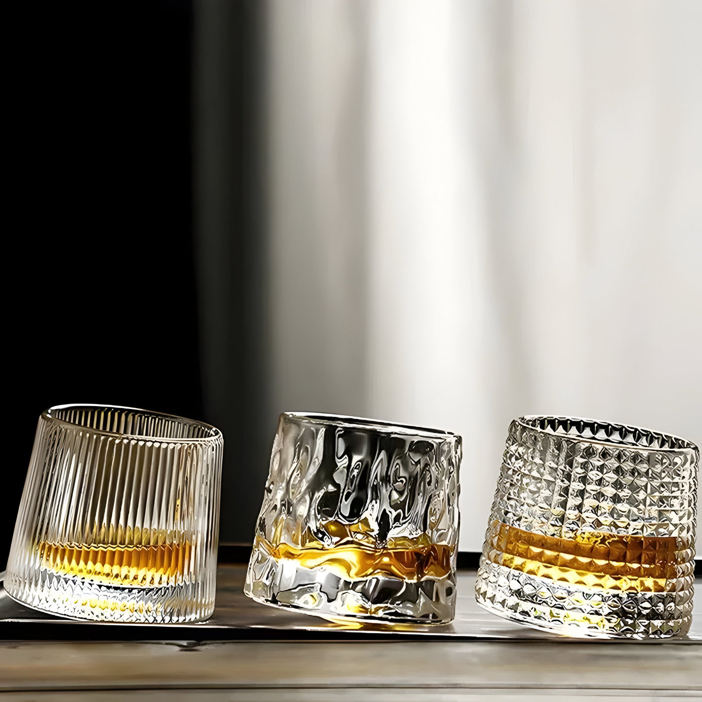 Whiskyglas mit 360° Drehfunktion – Strukturiertes Design für stilvollen Trinkgenuss